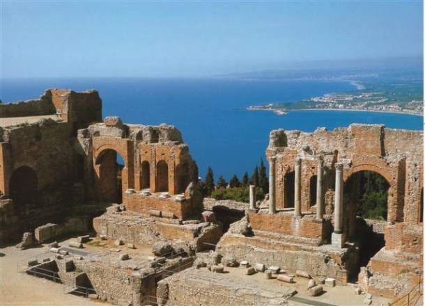 Baia di Naxos dal Teatro Greco - Taormina
