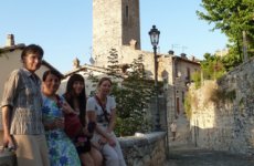 In visita per le strade del centro storico di Ascoli