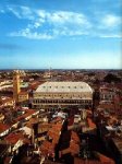 Palazzo della ragione, antica sede dei tribunali cittadini di Padova. Il Salone divide le due piazze delle Erbe e della Frutta.