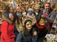 Carnevale di Venezia - Studenti al laboratorio di maschere dove ognuno ha dipinto la propria maschera