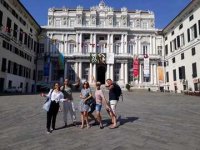 Studenti di A door to Italy in giro per Genova