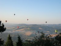 La campagna di Todi e le mongolfiere